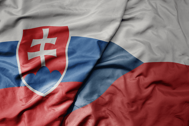 Vlajky SR a ČR umiestnené cez seba
