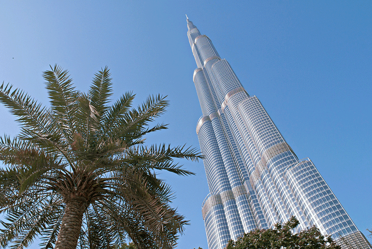 Záber mrakodrapu a palmy z Dubaja
