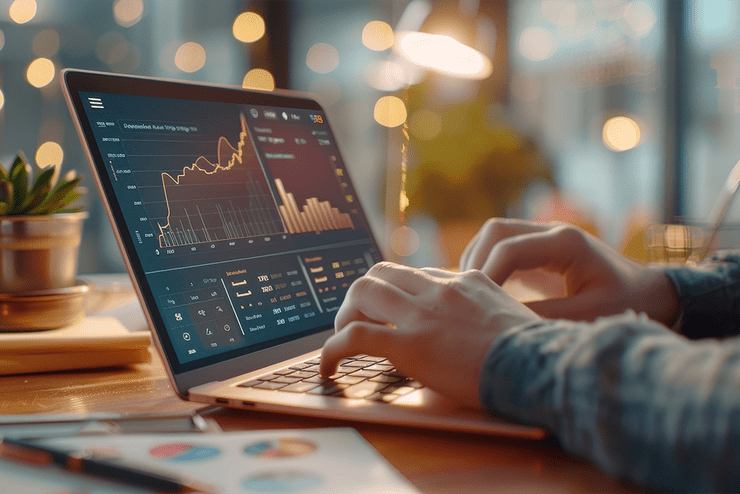 Ilustračná fotografia - ruky položené na klávesnici notebooku