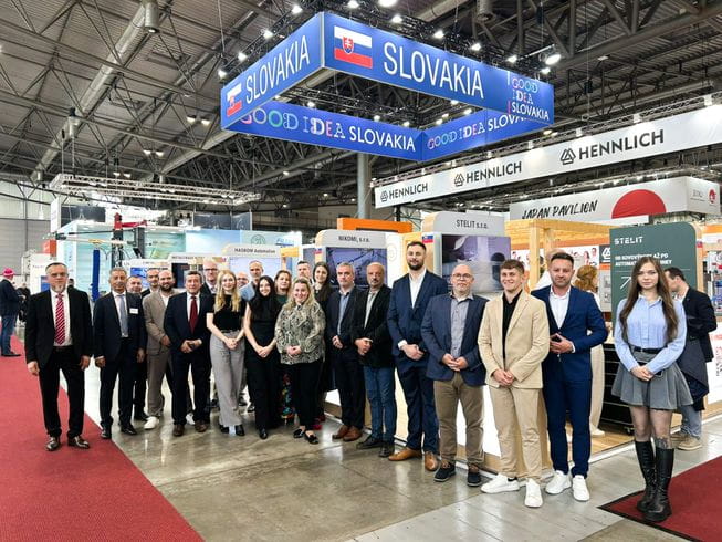 Spoločná fotografia vystavovateľov v stánku SR