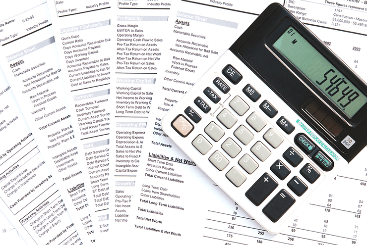 Ilustračná fotografia kalkulačky a účtovných dokladov