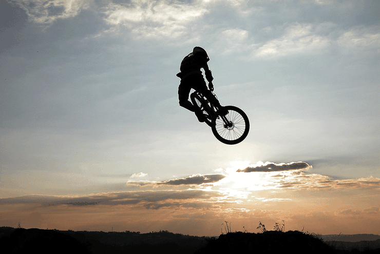 Ilustračná fotografia - skok na bicykli (opticky) nad mraky