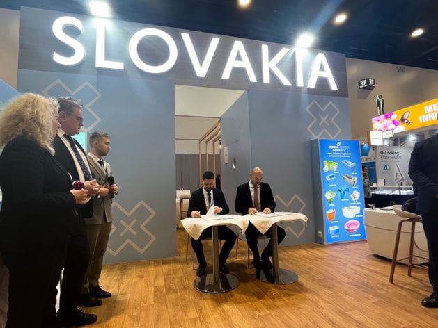 Stánok SR - slávnostné podpisovanie dokumentu