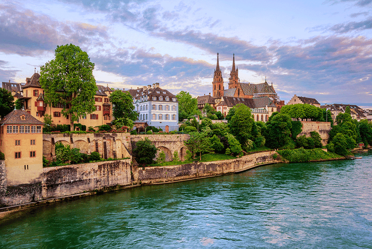 Fotografia mesta - domy a kostol pri rieke