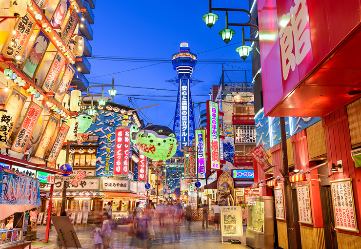 Fotografia rušného večerného mesta
